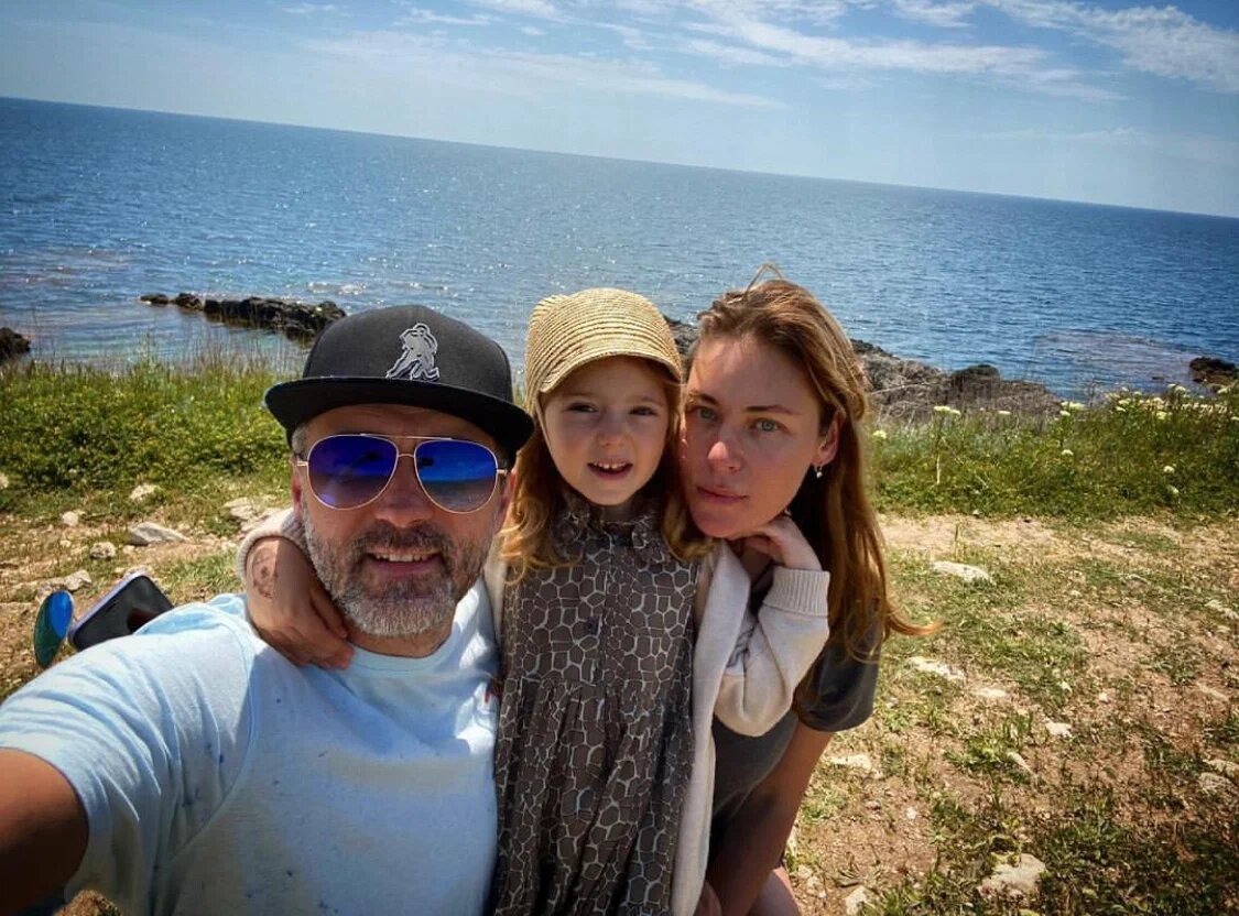 Первая жена актера Павла Трубинера покорила его своей прекрасной игрой на бильярде. Он подошел к ней, завязался непринужденный разговор. Роман развивался очень быстро и стремительно.-5