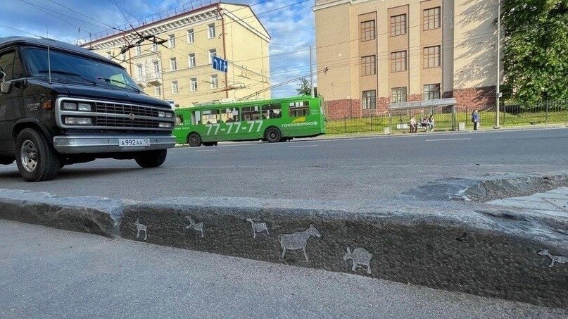     Новый арт-объект принадлежит карельскому скульптору, об этом рассказали в соцсетях.