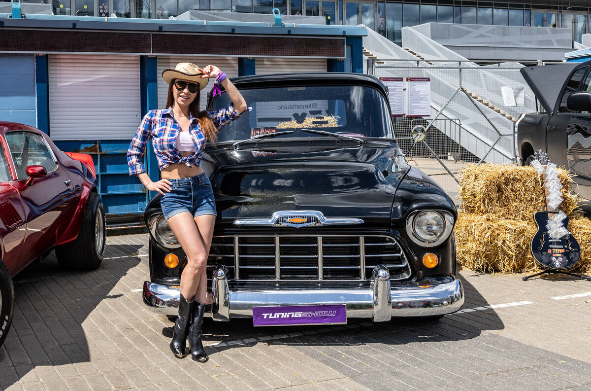    Мероприятие не случайно называется Тюнинг Шоу — кроме собственно выставки автомобилей в программе было много интересного: представление проектов, конкурсы, выступление барабанщиков и улыбки промо-girls.   
Светлана Парфенова