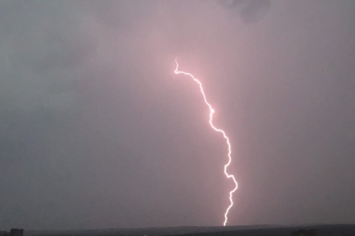    В Калязинском округе молния ударила в мужчину, пройдя через дымоход
