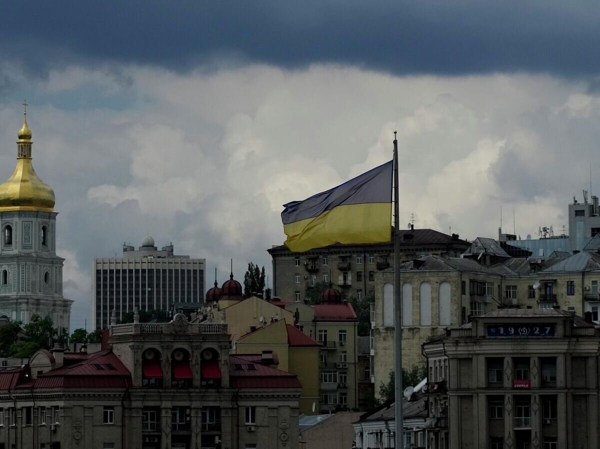    Украинский флаг в Киеве© AP Photo / Natacha Pisarenko