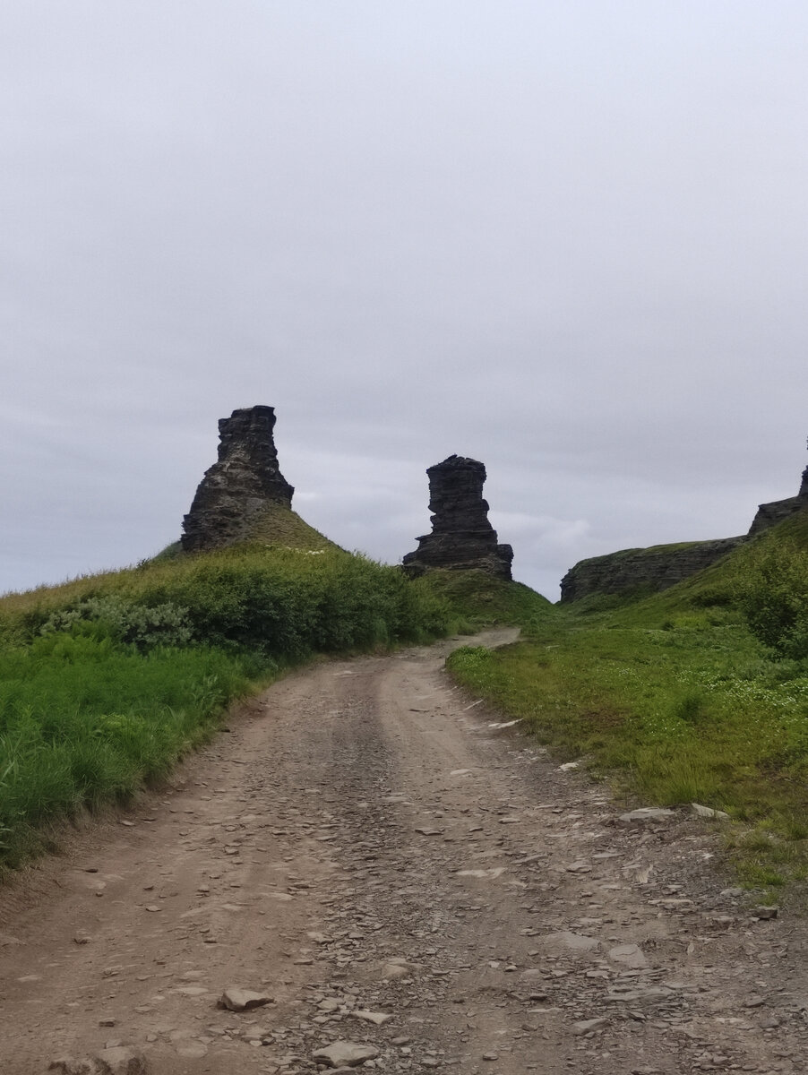Скалы Два брата. Они действительно не очень высокие. 