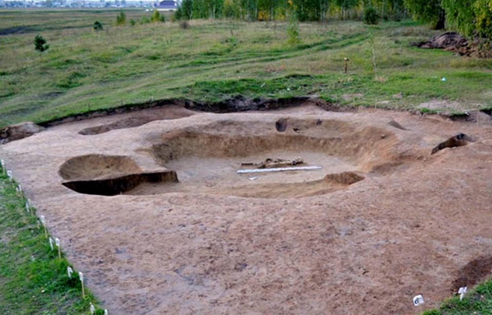 Вольный курган. Археологические раскопки в Новосибирской области. Археологические находки в Новосибирской области. Курганное захоронение времен неолита в Венгеровском районе. Раскопки в Венгеровском районе Новосибирской области.