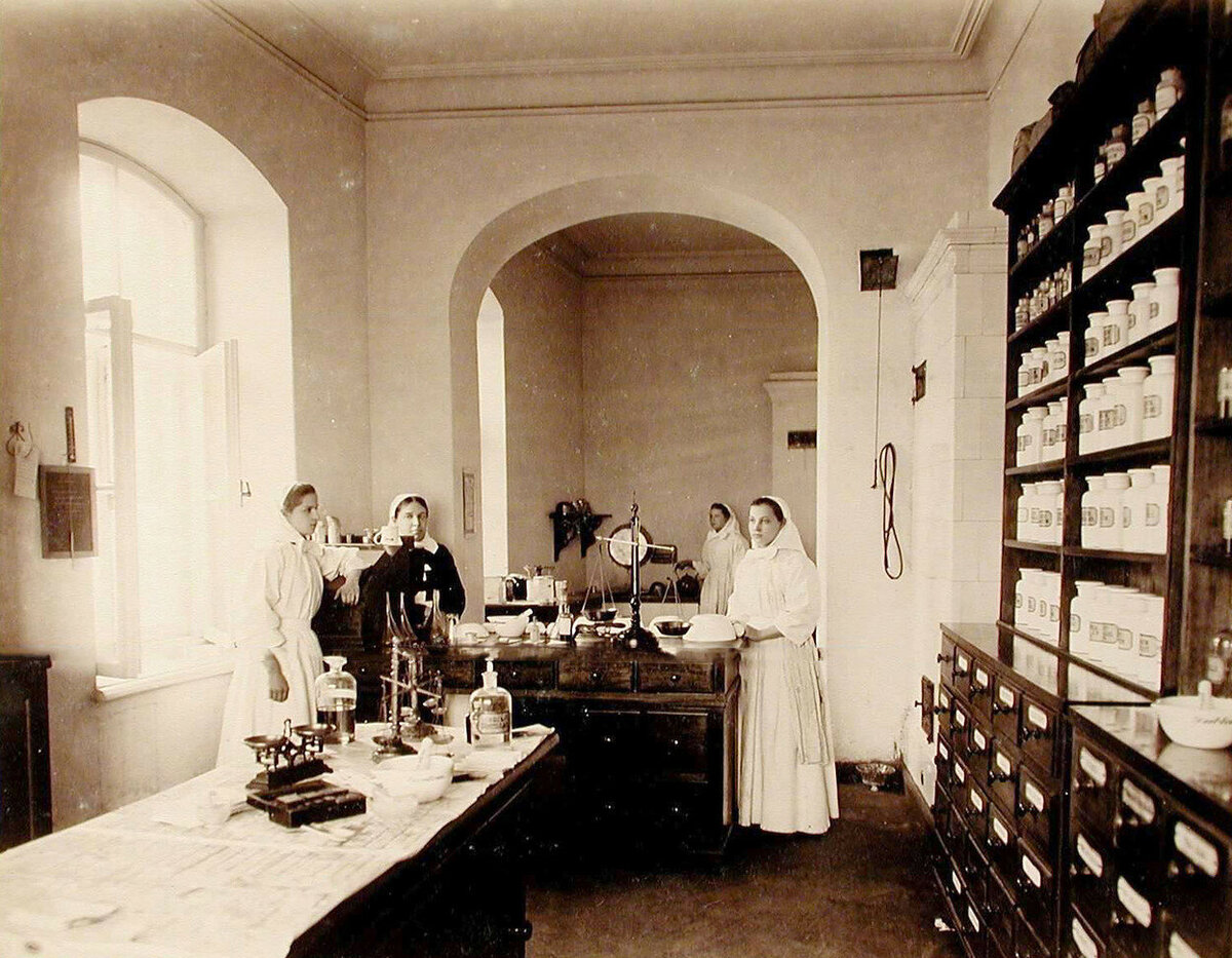 Обстановка аптеки. Начало ХХ в. Изображение взято из открытого интернет-источника