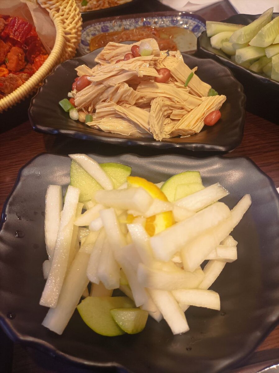 Спаржа с арахисом и салат из дайкона