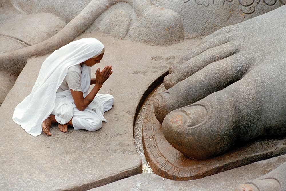 Люди в большинстве своём не готовы воспринимать Истину здесь и сейчас... Они предпочитают распять её и поклоняться...