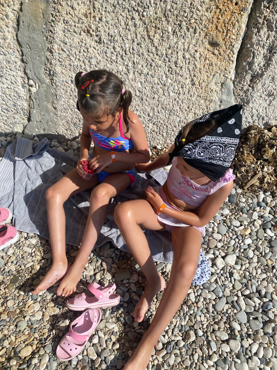 Пляж был маленький и без лежаков