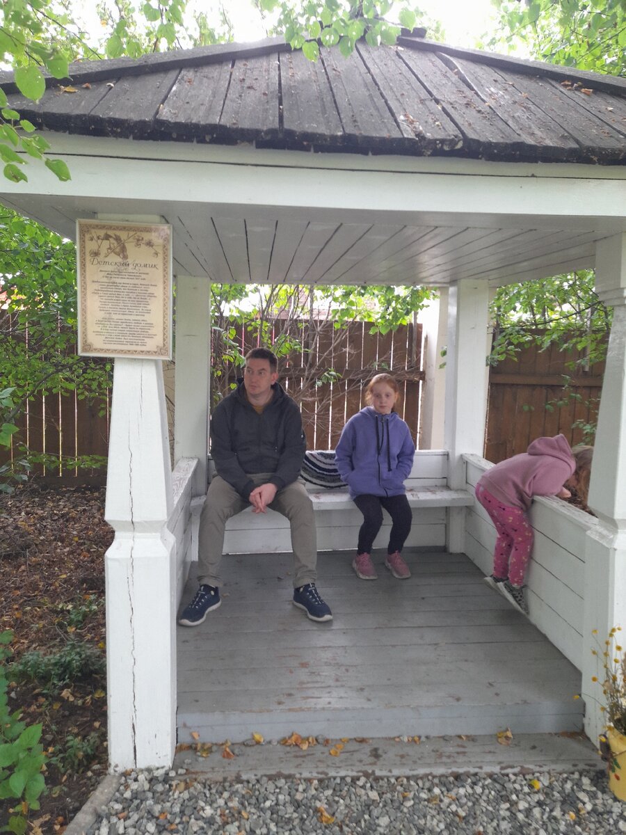 Здесь можно просто посидеть с книгой или рукоделием...