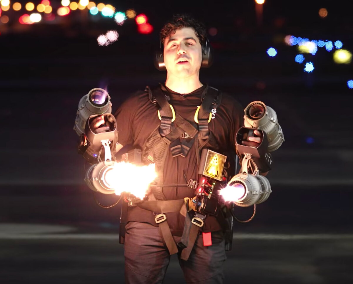 Эффектная демонстрация работы современного компактного воздушно-реактивного двигателя.