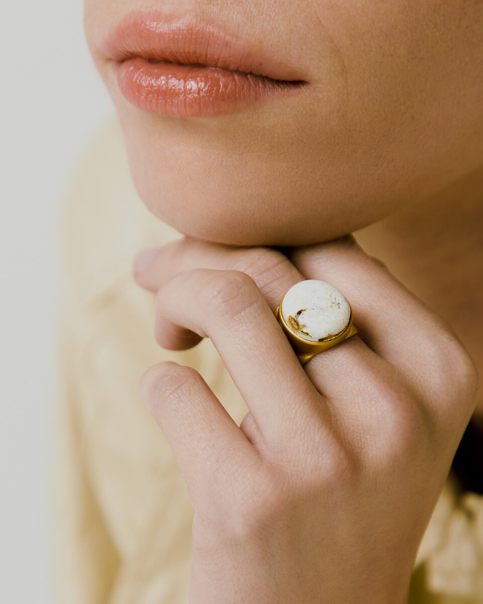 Перстень с белым янтарем
