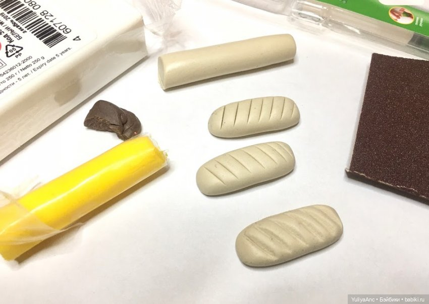 на фото вверху колбаска подготовленного базового цвета, видно на сколько она отличается от белого. 