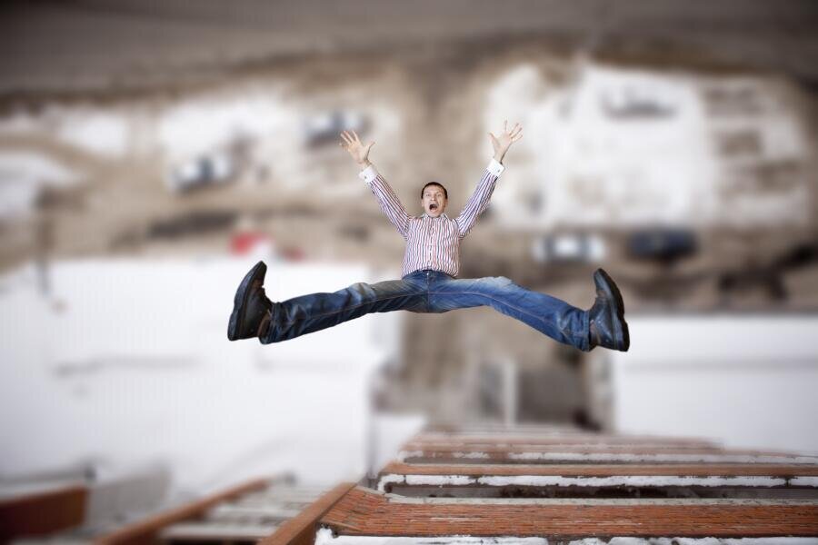    Страшно ли прыгать со второго этажа без парашюта? Юмористическое эссе Фото: Depositphotos