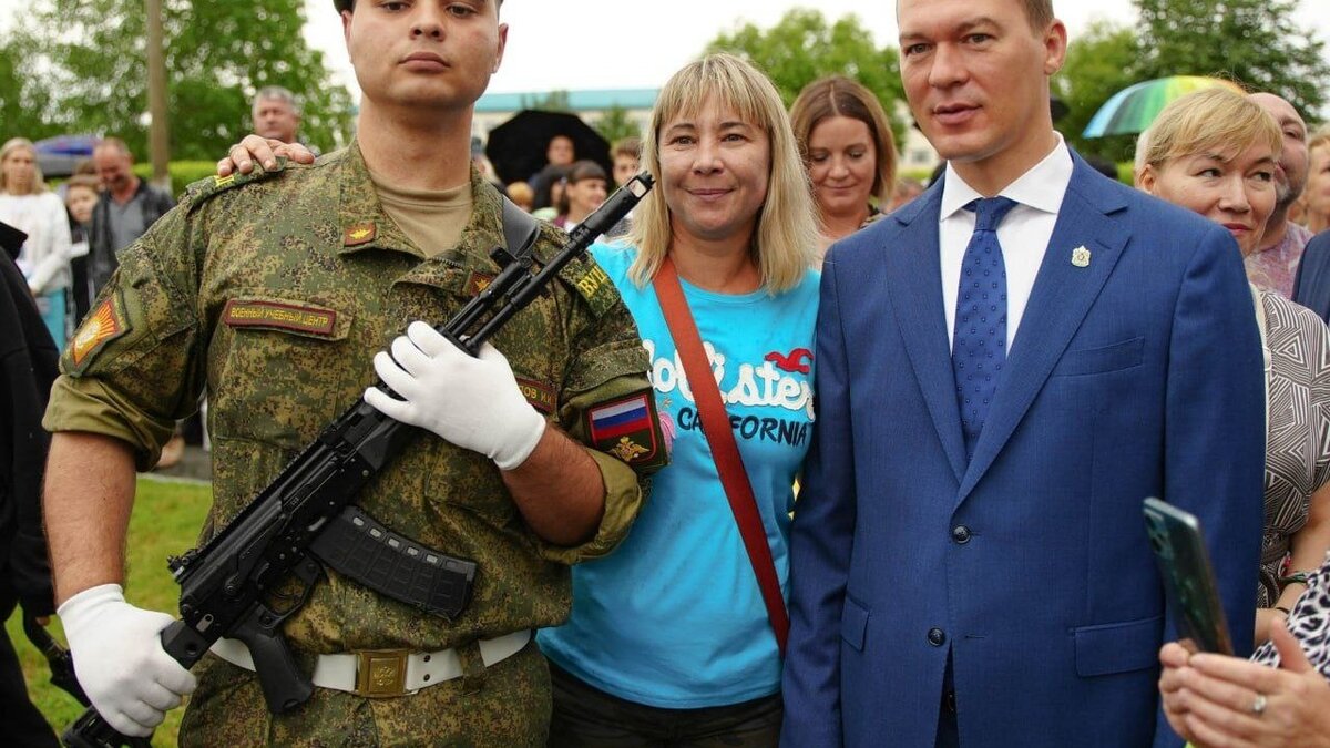     Михаил Дегтярев, глава Хабаровского края, с начальником управления железнодорожных войск ВВО генерал-майором Андреем Козловым и ректором Дальневосточного госуниверситета путей сообщения Владимиром Буровцевым принял военную присягу у студентов ДВГУПС