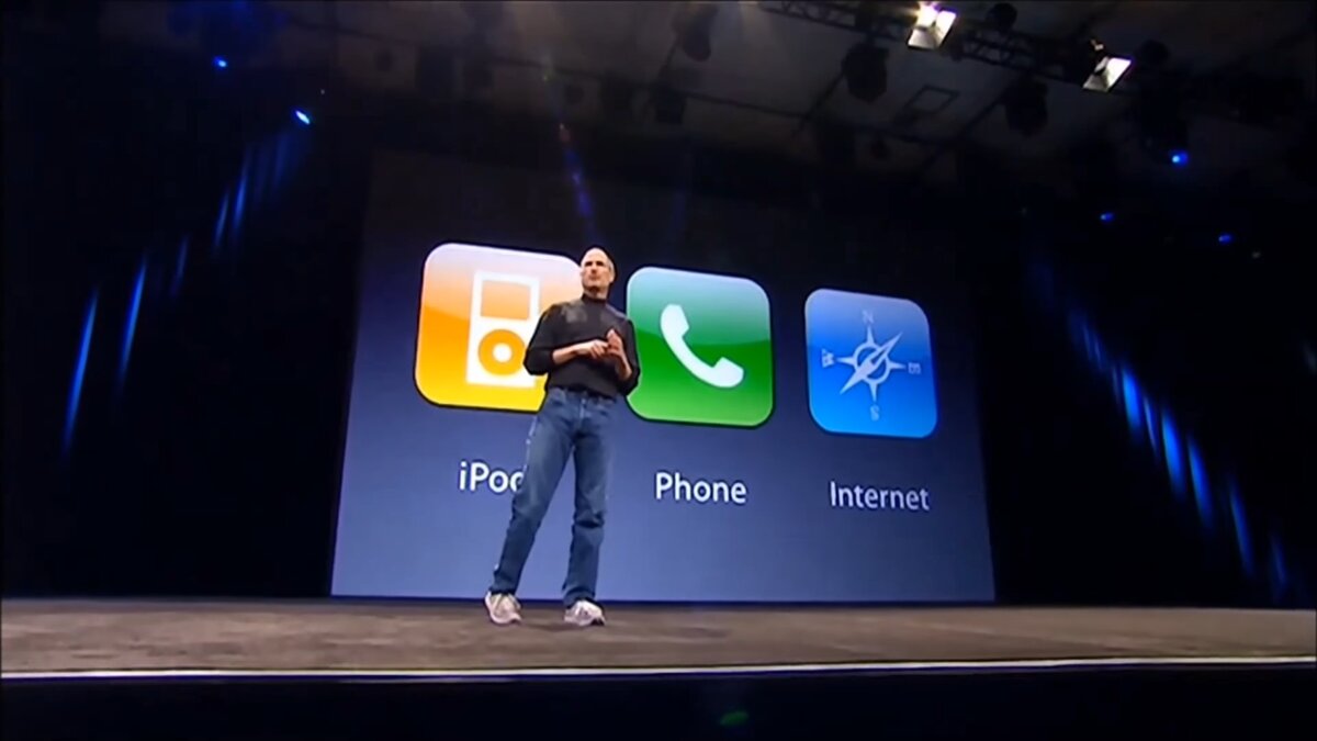 Стив Джобс представляет публике первый iPhone в 200 году