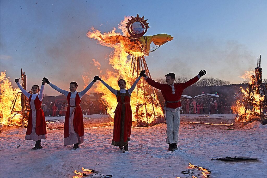 Языческий обряд сжигания чучела на Масленицу. agenda-u.org