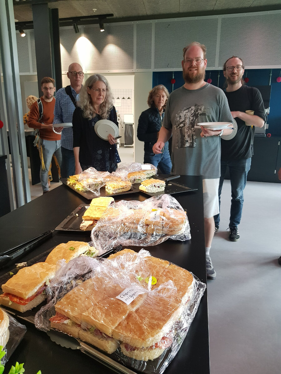 Довольные коллеги! 