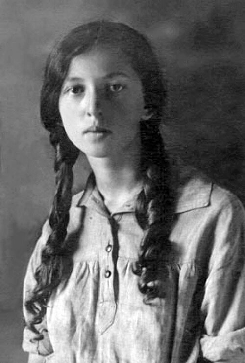 Знаменитая советская переводчица Нора Галь (Элеонора Гальперина) в 15 лет. 1927 г.