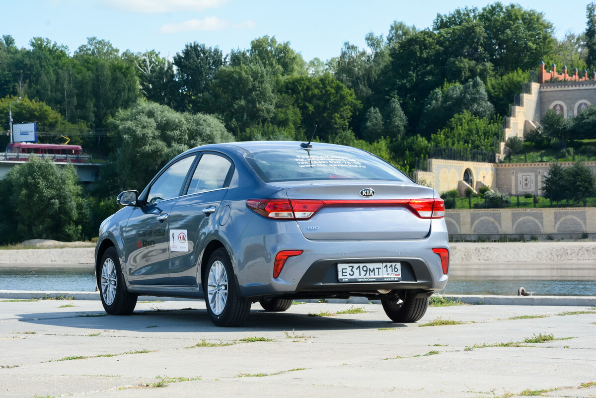 Самый очевидный вопрос к дизайнерам — почему задний номер решили повесить не на крышку багажника, а на бампер.