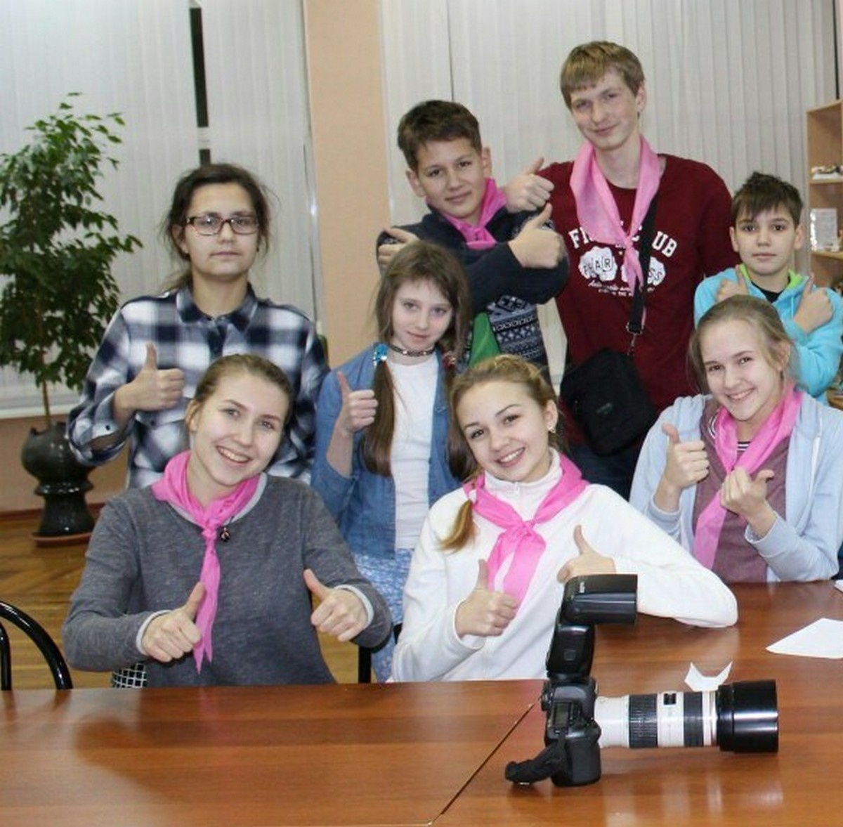 Марина Егорова (в первом ряду слева) в пресс-центре “Орленка”.
