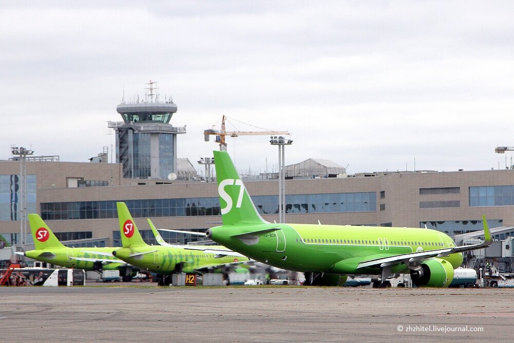 Авиакомпании домодедово. Самолёты авиакомпании s7 Airlines. Зелёный самолёт s7. АК s7. Салатовый самолет s7.