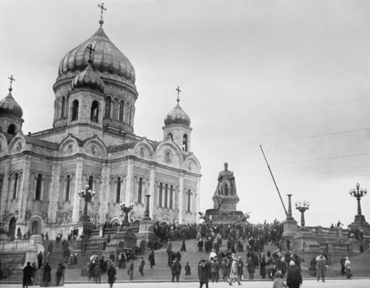 Храм Христа Спасителя и памятник Александру III. Не позднее 1918 года 
© Фотохроника ТАСС