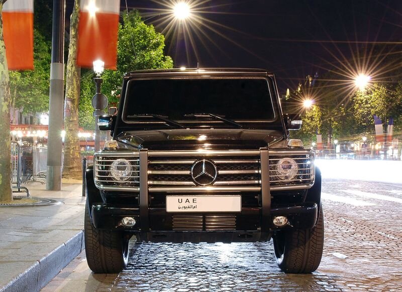 Брутальный перед, который к тому же всегда выглядит загадочно и навеивает ощущение тайны скрывающийся за тонированным стеклом мерседеса этой модели