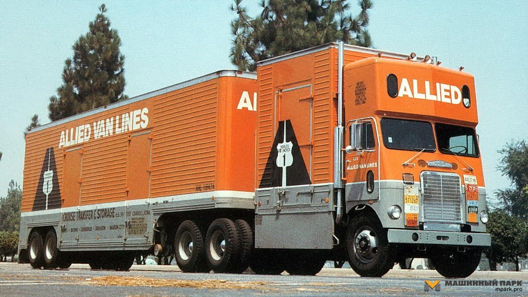 01. Первый вариант появился в западных штатах США. Он получил прозвище «дром», - от дромедар (одногорбый верблюд). Перевозчики были ограничены в средствах и использовали стандартные полуприцепы. А вот запас длины автопоездов у них был. Точно неизвестно, кому первому пришло в голову использовать седельник, как фургон. Но вскоре многие фирмы уже пользовались этой схемой – за кабиной удлиненного тягача устанавливался короткий фургон. У этого Фрейтлайнера спальник-«скворечник» расположен сверху короткой кабины, для увеличения полезной длины.

