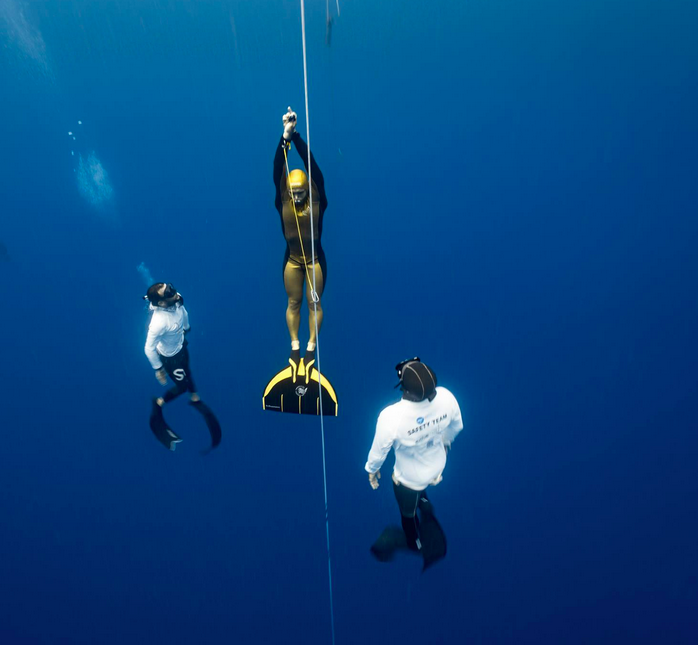 Спортсмены которые занимаются дайвингом могут погружаться. Молчанов фридайвинг.