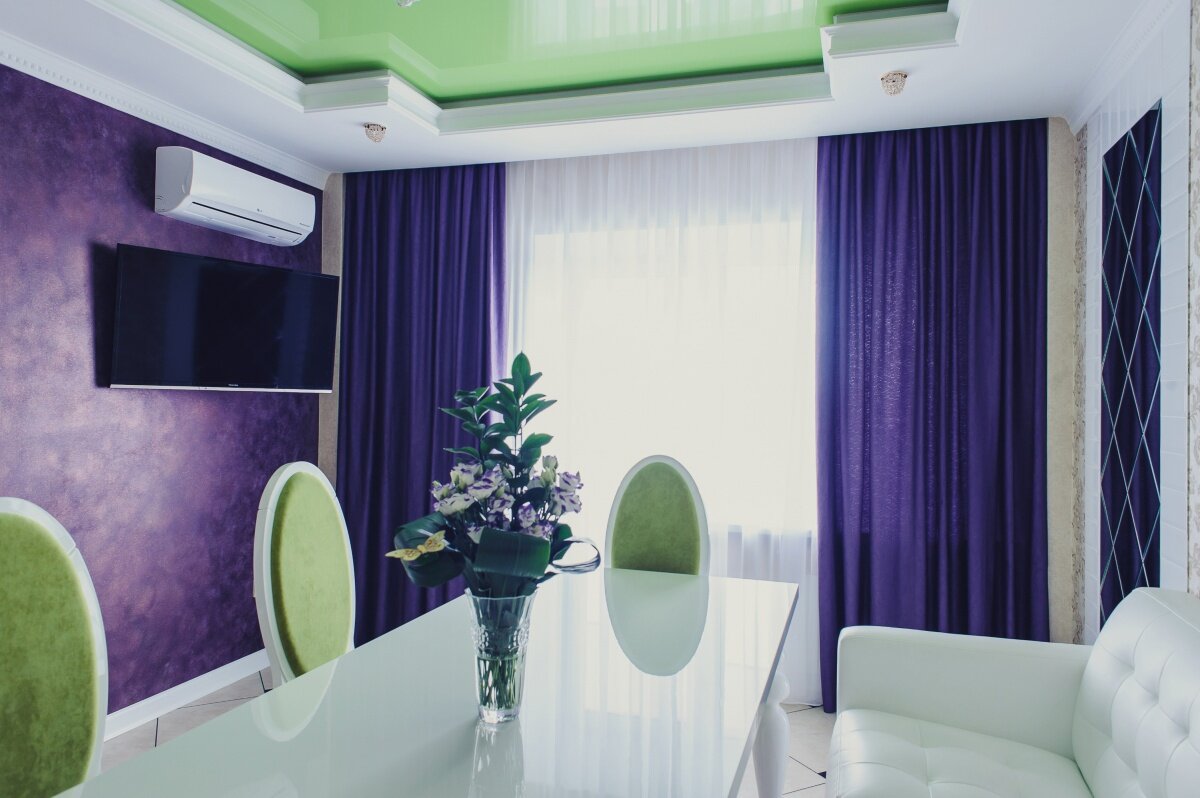 По мнению дизайнеров сети салонов «Леди Прима», одно из наиболее удачных сочетаний ультрафиолета — различные оттенки зелени.