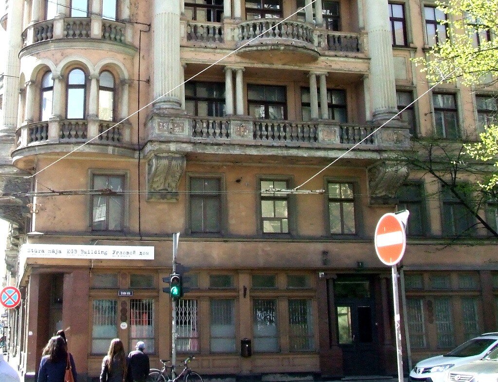  Почти две трети дел латвийских чекистов 1980–х носило экономический характер: причем 1 арестованный латыш на 52 «мигранта».
Комиссия  по научному изучению документов КГБ под руководством репатрианта из  Швеции Карлиса Кангериса до 31 мая сего года должна представить  правительству Латвии полный отчет о "мешках ЧК". Между тем в конце  минувшего года многоголовый коллектив, уже истративший фантастическую  для своей научной отрасли сумму в 744 727 евро (за 2015–2017 годы),  разродился 1 024–страничным томом. "ВЕСТИ" его почитали…
