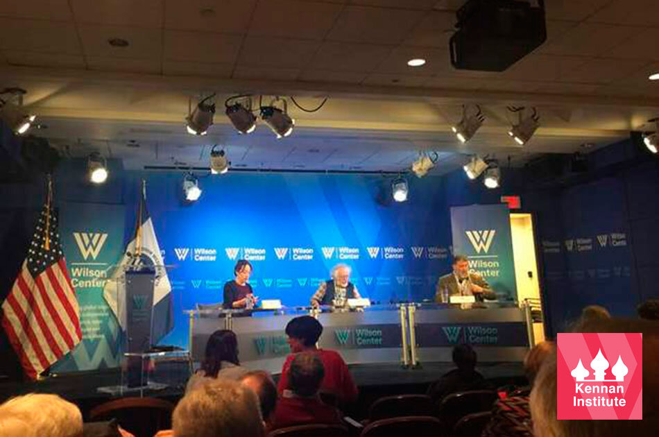 На сцене слева направо: Изабелла Табаровски (модератор, сотрудник Института Кеннана), Алексей Венедиктов и Сергей Пархоменко. Фото с сайта Эха Москвы.