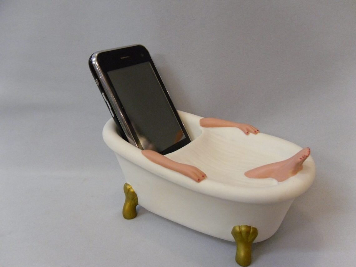 Зарядка телефона в ванной