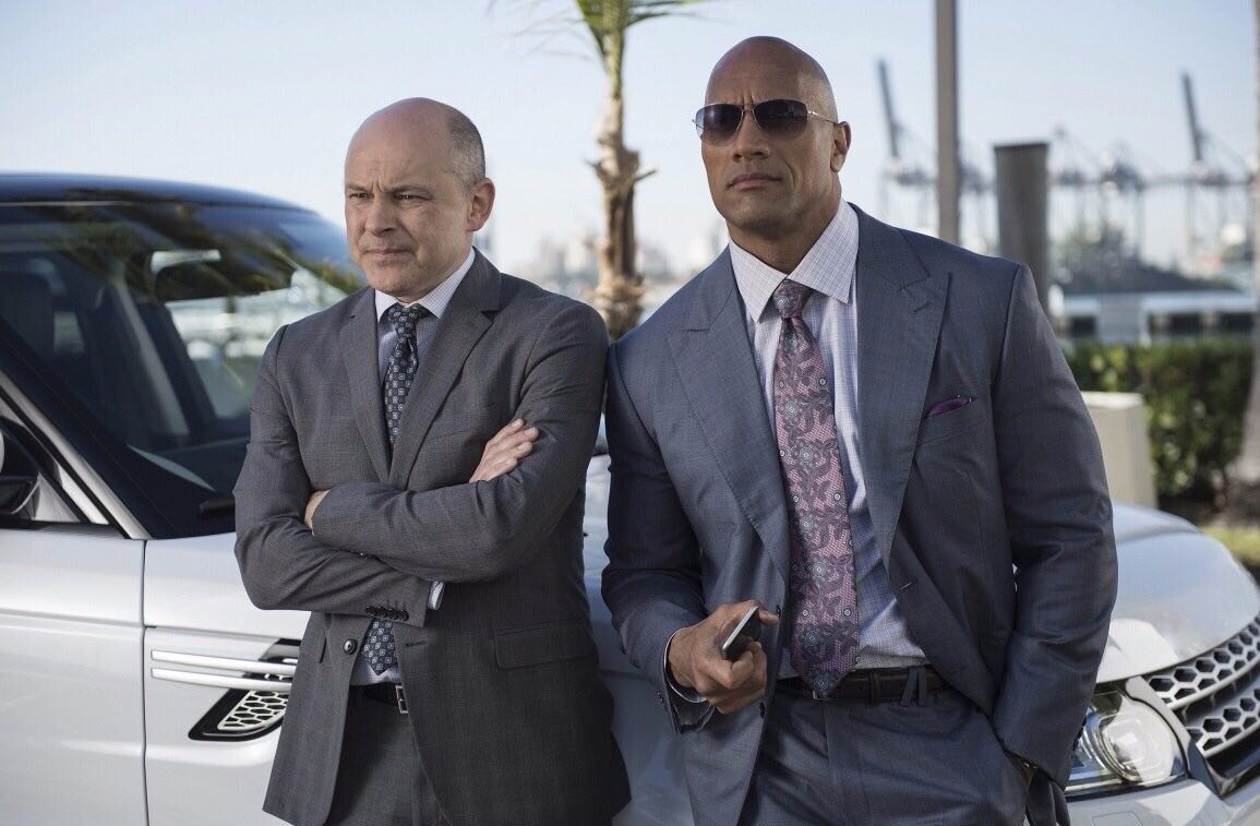 Скала постоянно говорит по телефону. Это занимает больше половины экранного времени.