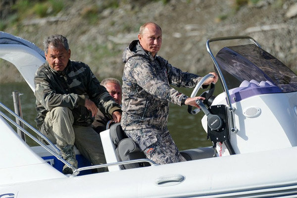 Президент России Владимир Владимирович Путин провел выходные в Тыве и Хакасии в компании премьер-министра России Дмитрия Медведева и министра обороны Сергея Шойгу. Главным событием стала собственноручная поимка на спиннинг Владимиром Путиным щуки весом 21 килограмм. 
 
О том, как прошли выходные президента, рассказал пресс-секретарь главы российского государства Дмитрий Песков. По словам Пескова, это был очень интересный отдых, Путин, Медведев и Шойгу очень душевно общались, разговаривали, купались. На личном сайте президента России появился фотоотчет об отдыхе, авторство большинства фотографий принадлежит Дмитрию Медведеву.
 
Отдых проходил в Тыве и Хакасии, с ними были еще Шалбан Кара-оол - глава республики Тыва и и.о.главы республики Хакасии Виктор Зимин, - сообщил Песков. По его словам, сначала Путин и Шойгу провели день в Тыве на высокогорном озере Ак-Аттыг-Холь - это свыше 2 тысяч высота, на берегах вечная мерзлота.
