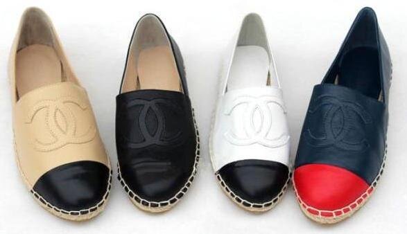 
 Первый, кто  продемонстрировал на подиумах образы моделей с эспадрильями, оказался  французский модельер. В данный момент такую обувь стали выпускать как  для обычных рядовых граждан, так и для более состоятельных. Эспадрильи  Шанель легко узнаваемы – их мыс не соответствует по цвету остальному  оттенку обуви, в точности как с известными туфлями-лодочками от  мадемуазели Коко. Как правило, Шанель отмечается более спокойными и  изящными тонами, в то время как эспадрильи – это яркие насыщенные цвета,  которые очень популярны среди молодежи. 
