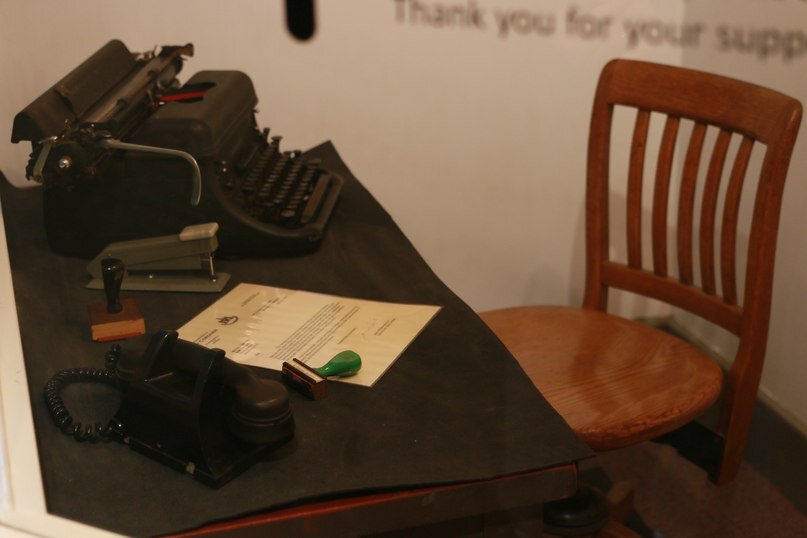 За таким столом Говард Лотор вполне мог расследовать дела во время своего полицейского прошлого