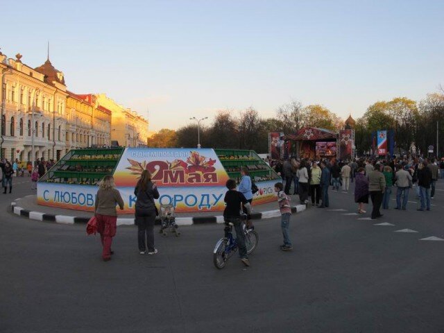 На Октябрьской площади народу было не так много, однако на входе на нее работало оцепление. На сцене пела группа "Голубые молнии".