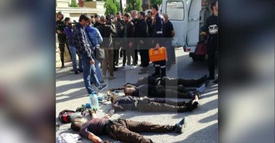 
Ликвидированные в Грозном боевики. На заднем плане видно Кадырова