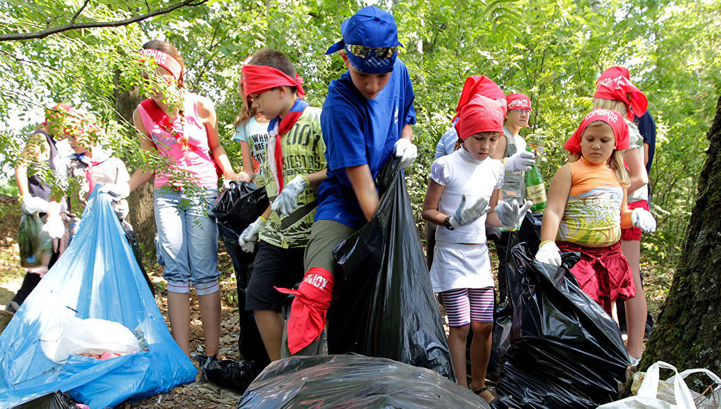 мусорные дети. мешки с мусором на помойке. пакет с мусором. дети сортируют мусор. вынос мусора.
