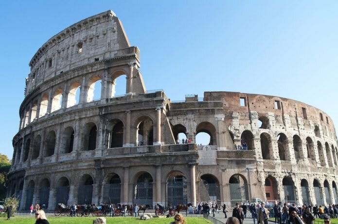 Название «Колизей» происходит от слова «колосс»