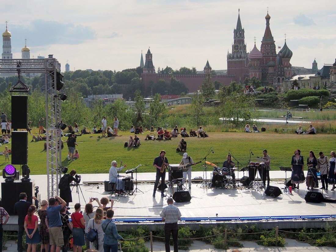 Парк «Зарядье», возможно, не лучшая по звуку концертная площадка в столице, но вид на сцену незабываем.