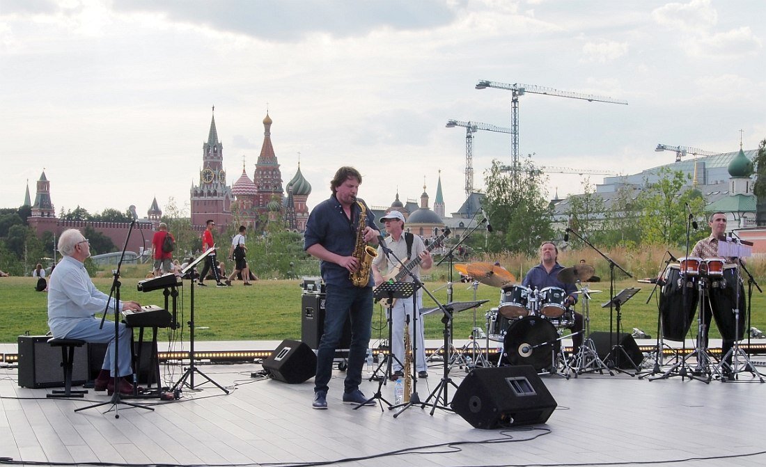 На сцене: Леонид Винцкевич, Николай Винцкевич, Кип Рид, Джоэл Тейлор, Вартан Бабаян
