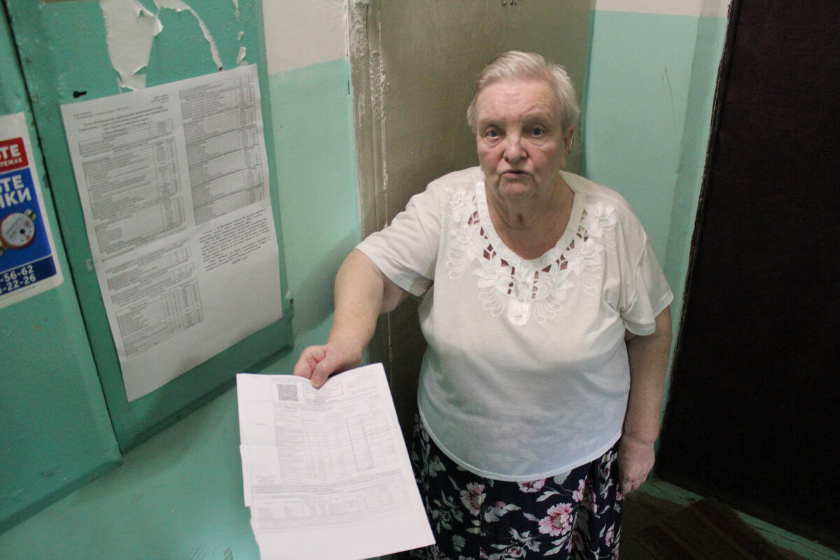 Новочебоксарка Людмила Яковлевна ждет новую квитанцию на оплату ЖКУ. А пока показывает старую и говорит, что в ближайшее время вновь попробует оформить субсидию. Фото автора