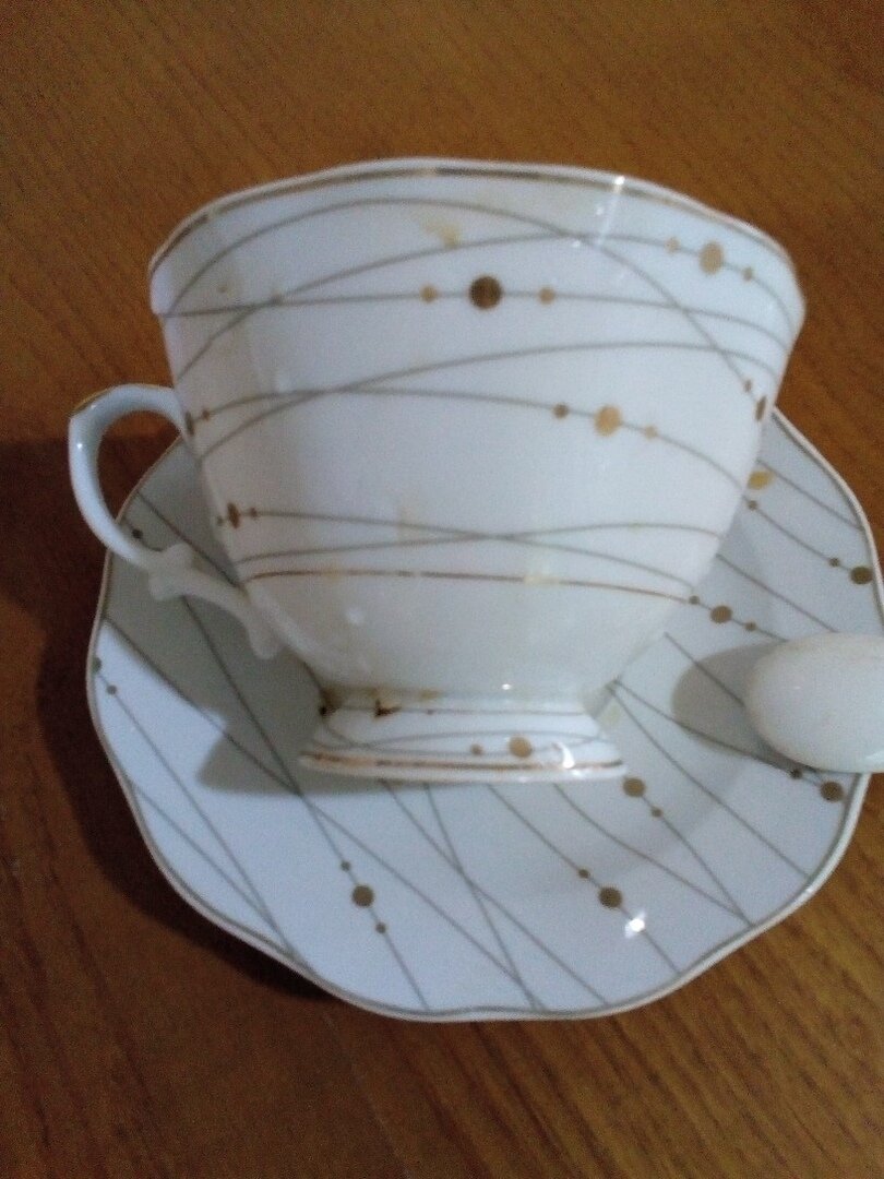 Фарфоровый стакан со следами грязных пятен