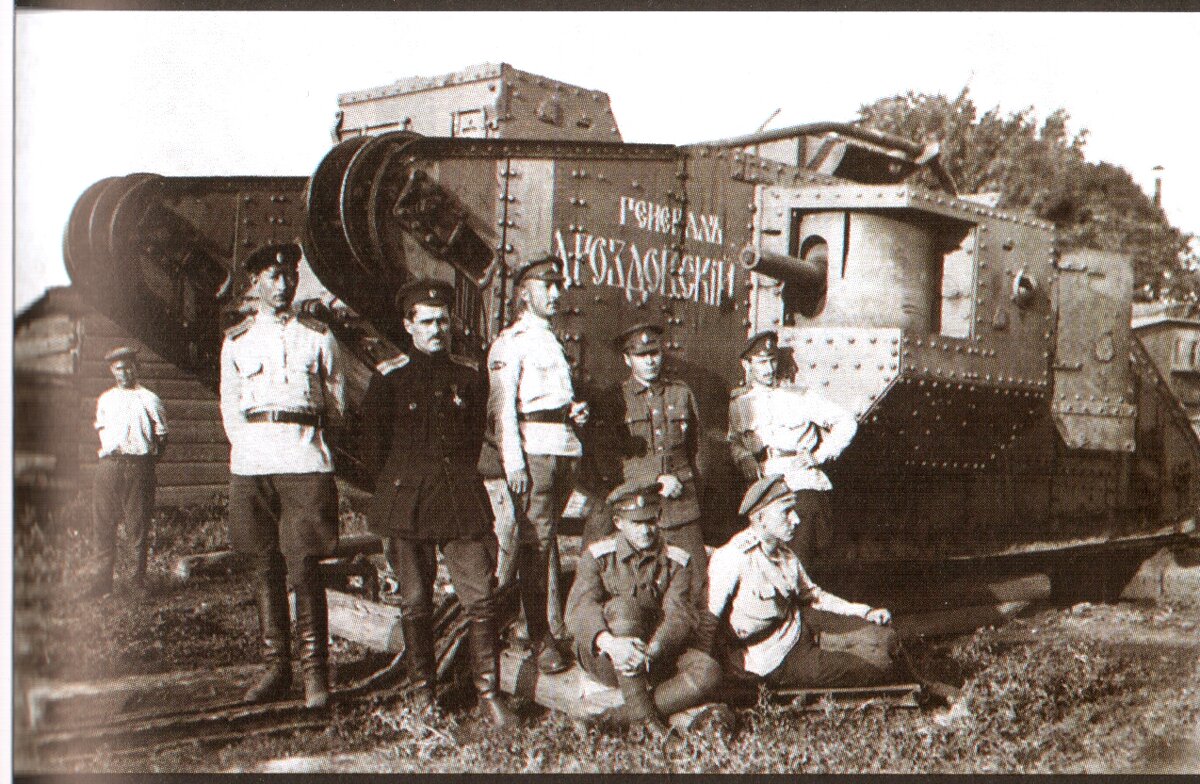 Нет, не эти. Это представители ВСЮР, «дроздовцы». Фотографий же участников Южной армии, о которой я сейчас буду говорить, так и не нашел. Источник иллюстрации: https://ru.wikipedia.org