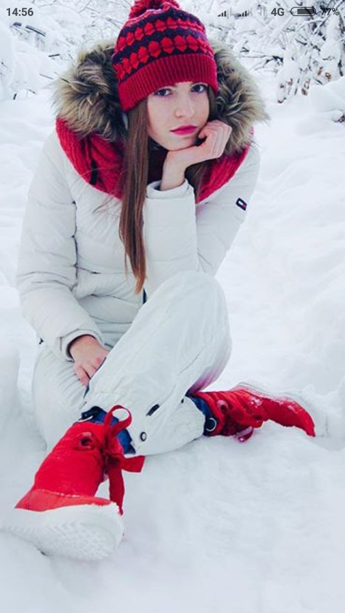 С погодой напрямую связан выбор цвета у женского пола по крайней мере. Этот вывод сделали Канадские ученые. Именно зимой девушки предпочитают носить одежду красных оттенков - рассказала Джесика Грейси. Самое интересное, такая закономерность проявляется когда есть больше шансов зачать ребёнка. Тем не менее, конкретного объяснения не нашли даже учёные. Есть только предположение, что тем самым мы пытаемся повысить свою сексуальность, сами того не осознавая. Для того, что бы в этом убедиться окончательно такие же наблюдения провели и в летнее время. Летом же таких изменений не обнаружили, скорее всего это связано с тем, что летом больше вариантов что бы выделиться и проявить свою сексуальность. 