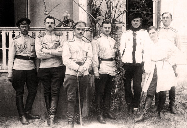 Слащёв (третий справа) в Крыму