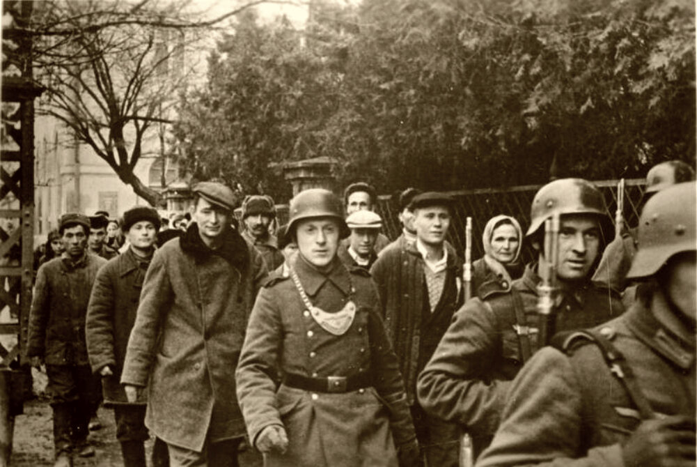 Задержанные во время облавы, Симферополь,1942 год.