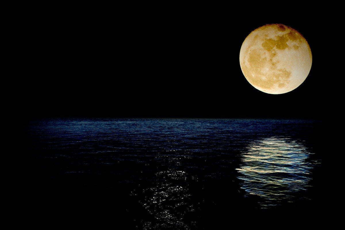 Почему луна светится в ночном небе: секреты ее яркости