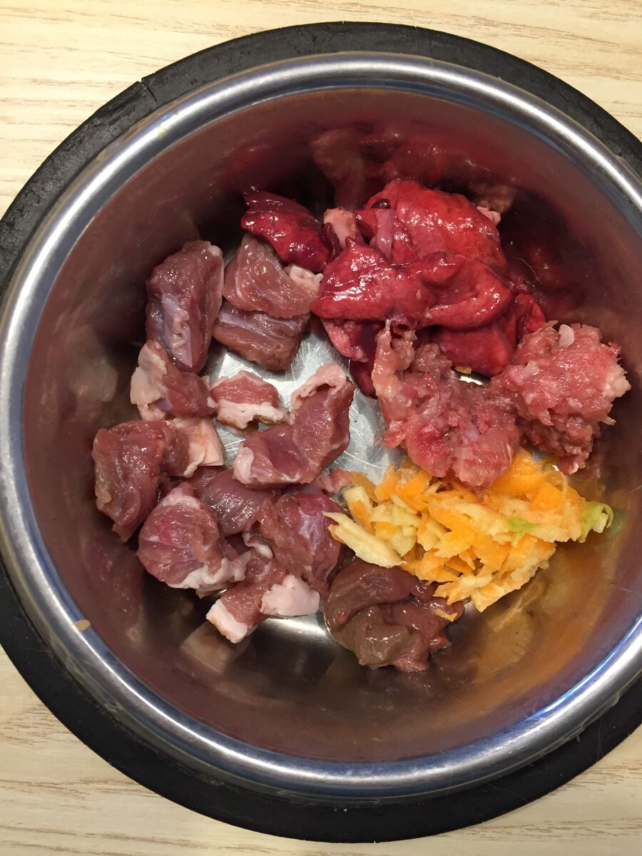 Один из примеров, в миске: говядина, мясокостный фарш, легкое, печень и овощной микс (морковь, кабачок и яблоко).
